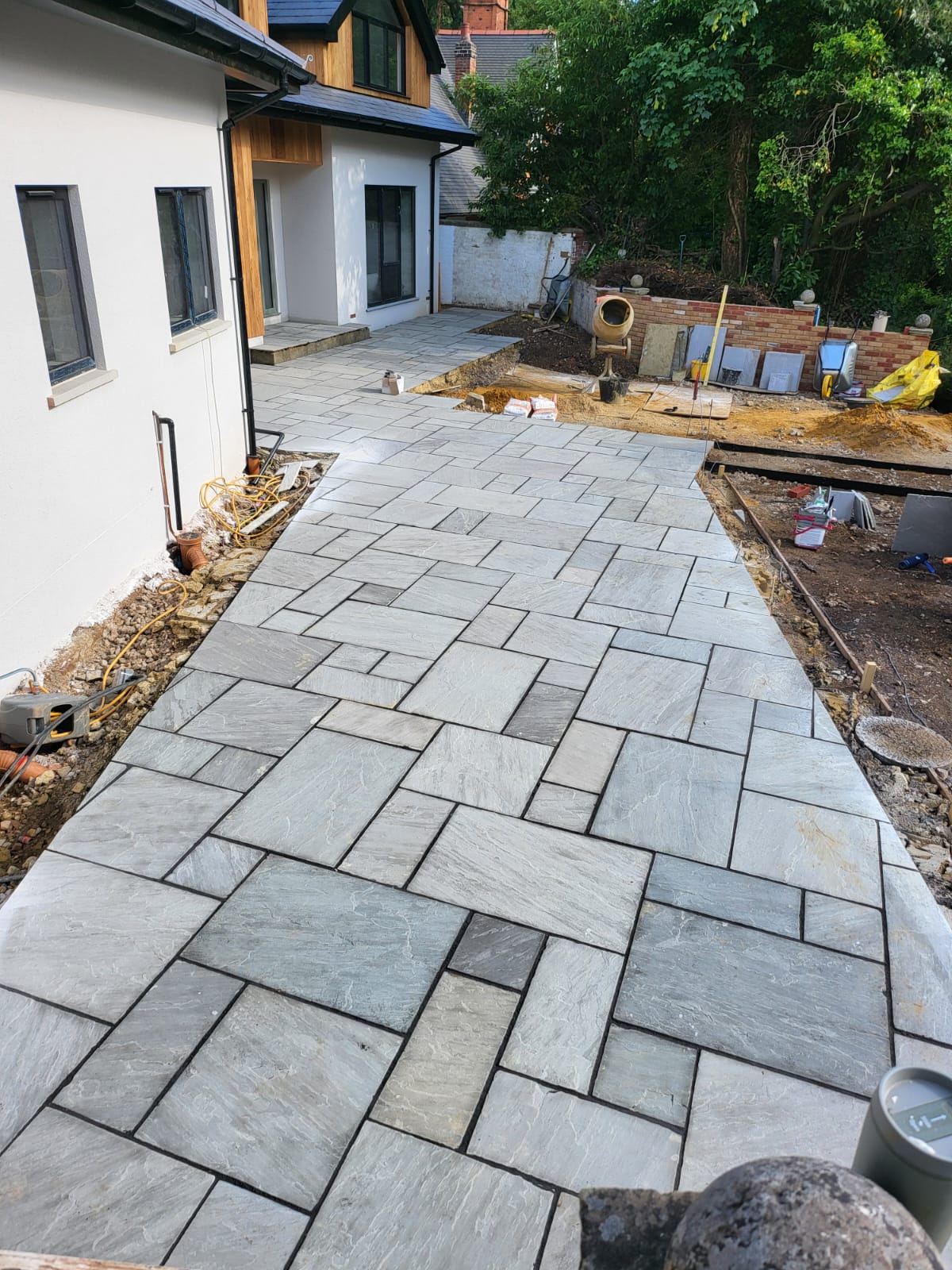 Contemporary porcelain outdoor dining space